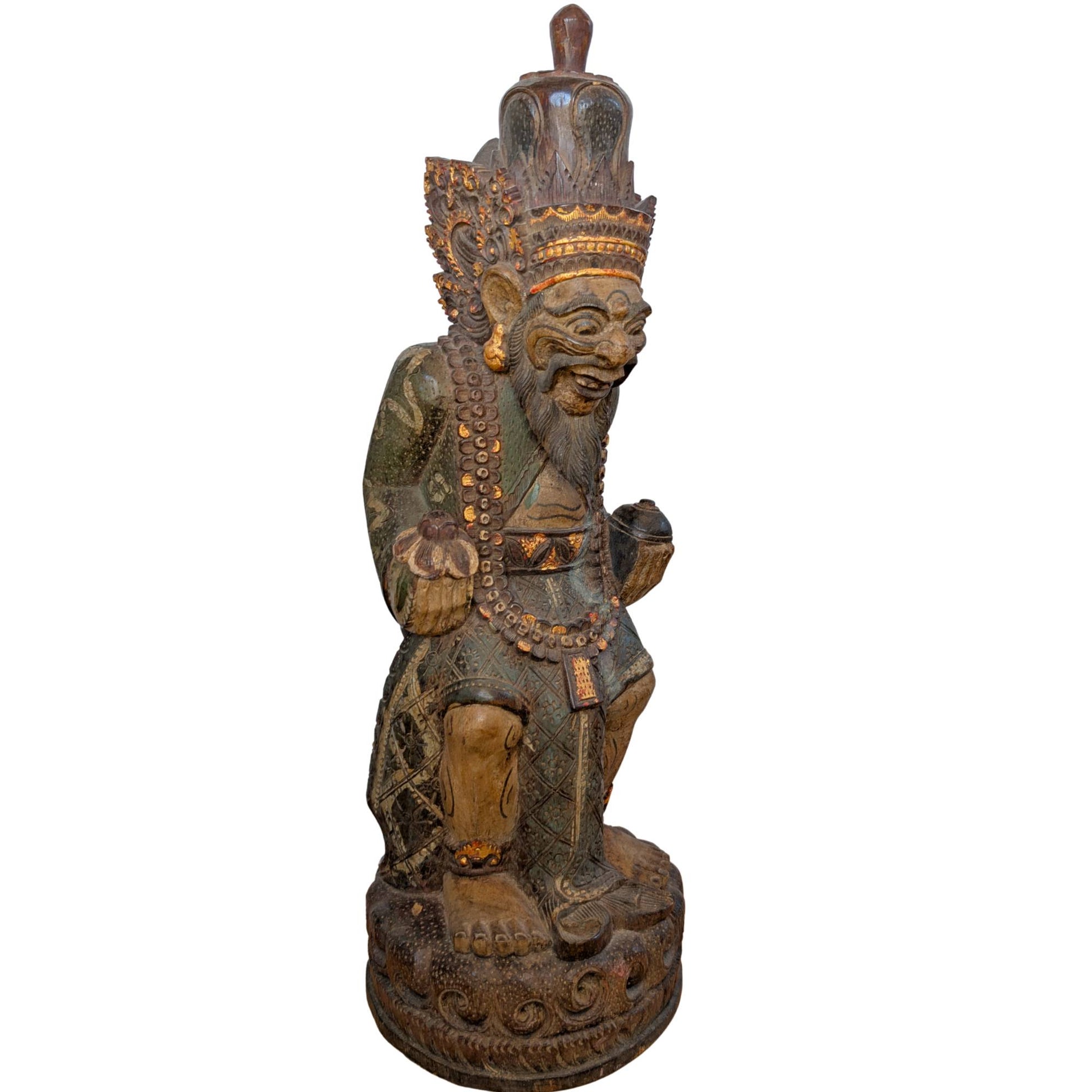 Nahaufnahme der originalen Blattgoldverzierungen an Krone und Kleidung der Statue.