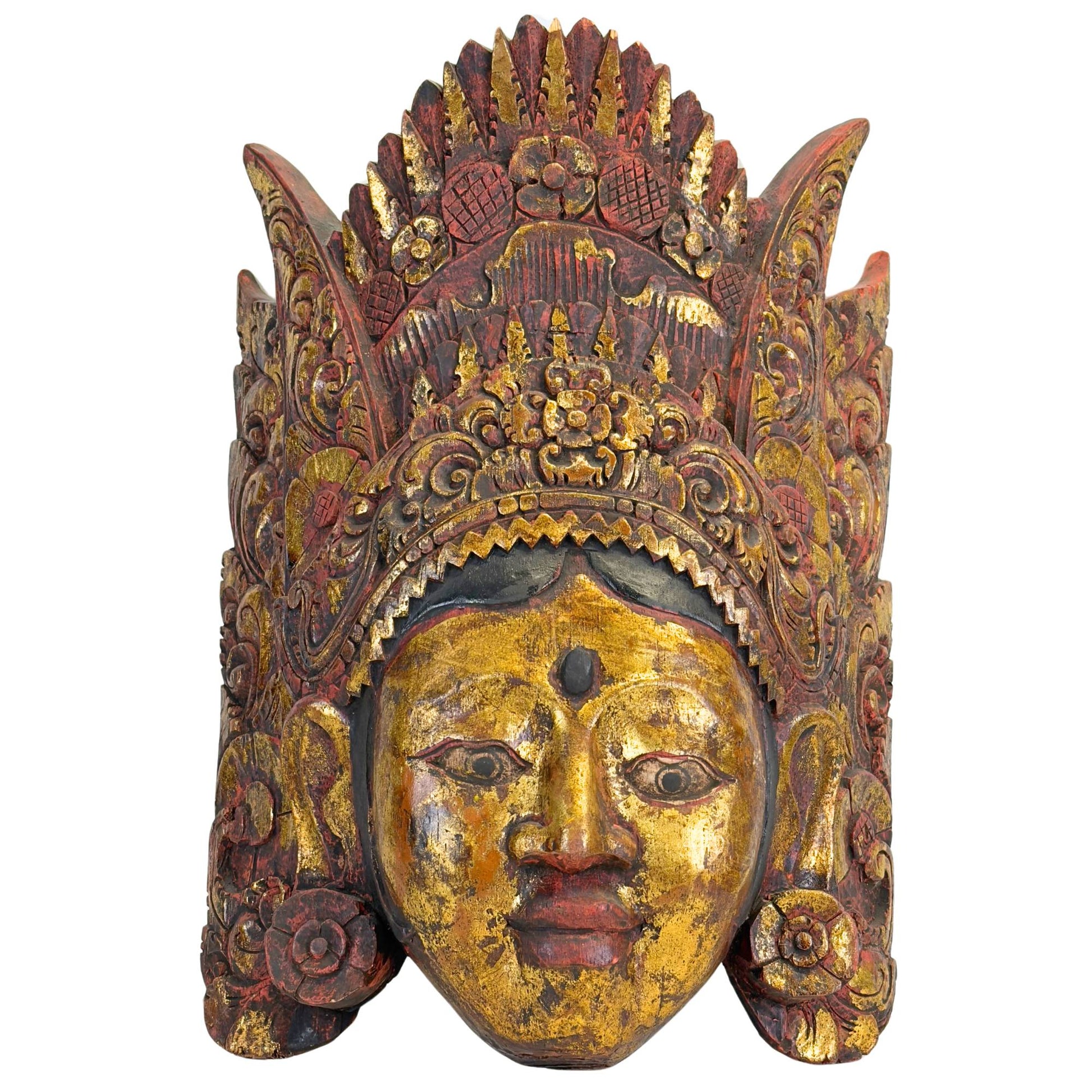 Detaillierte Vorderansicht der handgeschnitzten balinesischen Tanzmaske von Dewi Sinta, die die heiteren Gesichtszüge und die kunstvoll gestaltete, mehrschichtige Krone zeigt.
