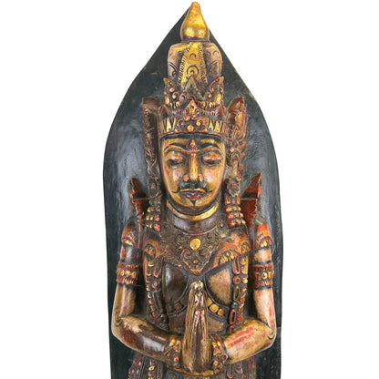 Balinesische Hindu-Statue mit traditioneller handgeschnitzten Holzschnitzerei