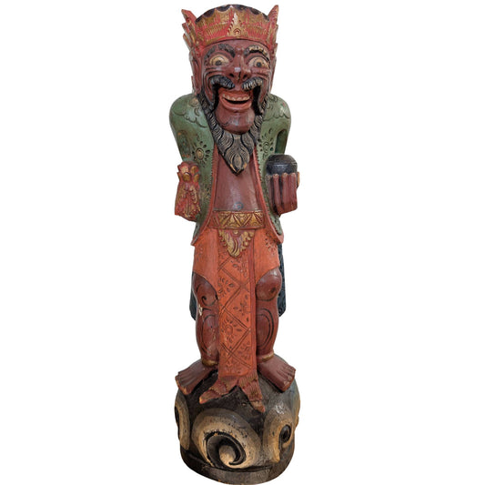 Vorderansicht einer 60 cm hohen, handgeschnitzten balinesischen Dvarapala-Statue aus polychromem Holz