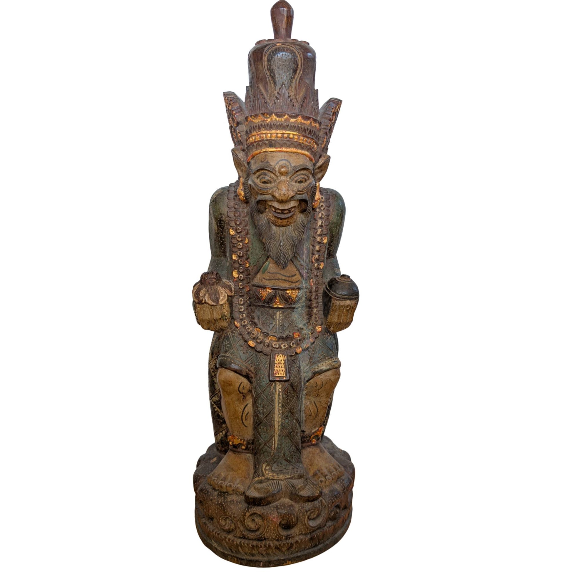 Vorderansicht einer großen, handgeschnitzten balinesischen Holzstatue eines mythologischen Weisen (Rishi).