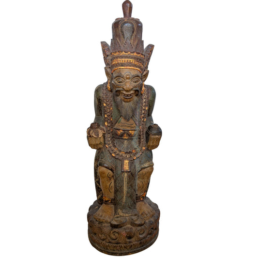 Vorderansicht einer großen, handgeschnitzten balinesischen Holzstatue eines mythologischen Weisen (Rishi).