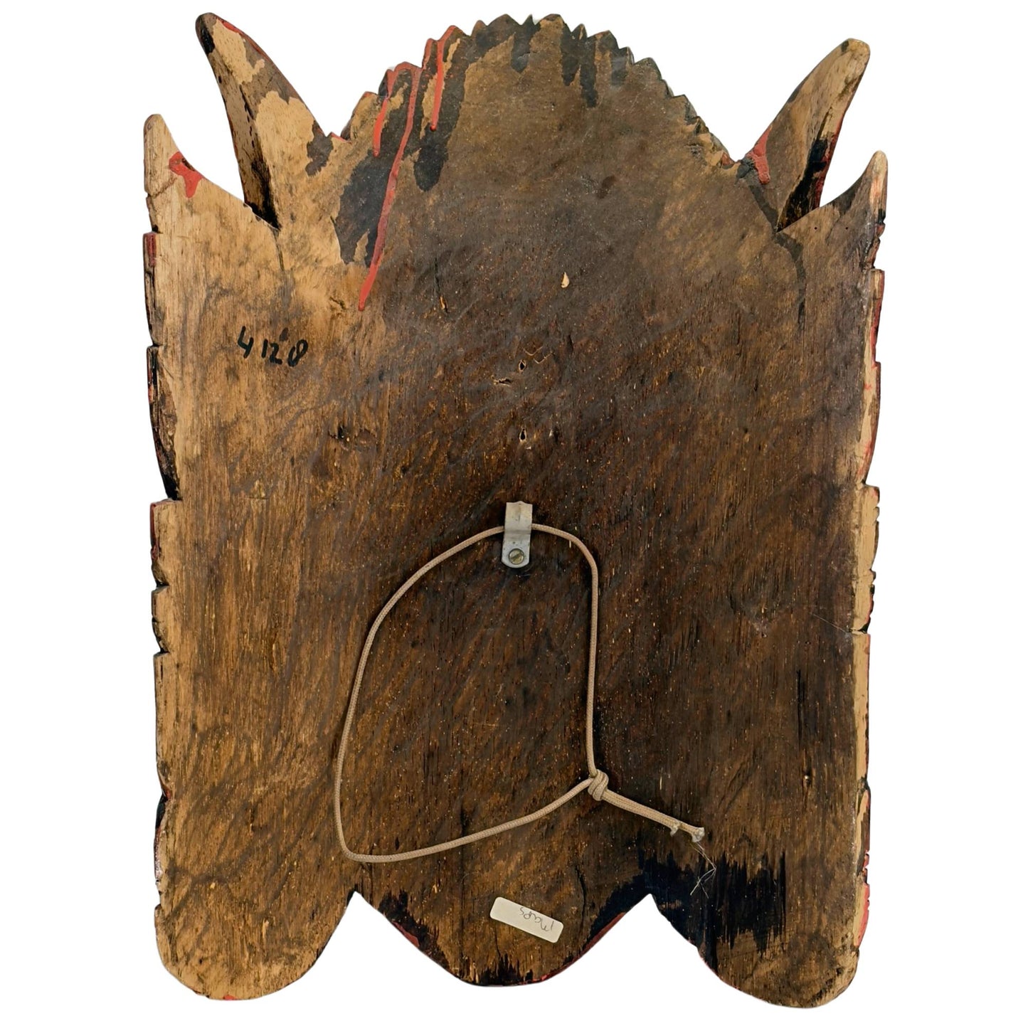 Die Rückseite der Dewi Sinta Maske mit der tiefen, dunklen Patina der Hautöle, die zeremoniell getragen wurde.