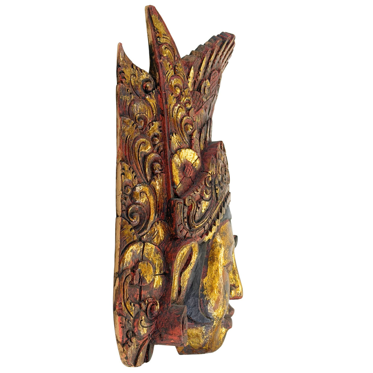 Rechtes Profil der balinesischen Dewi Sinta Maske, das die Tiefe der handgefertigten hochrelief Holzschnitzerei in der königlichen Tiara betont.