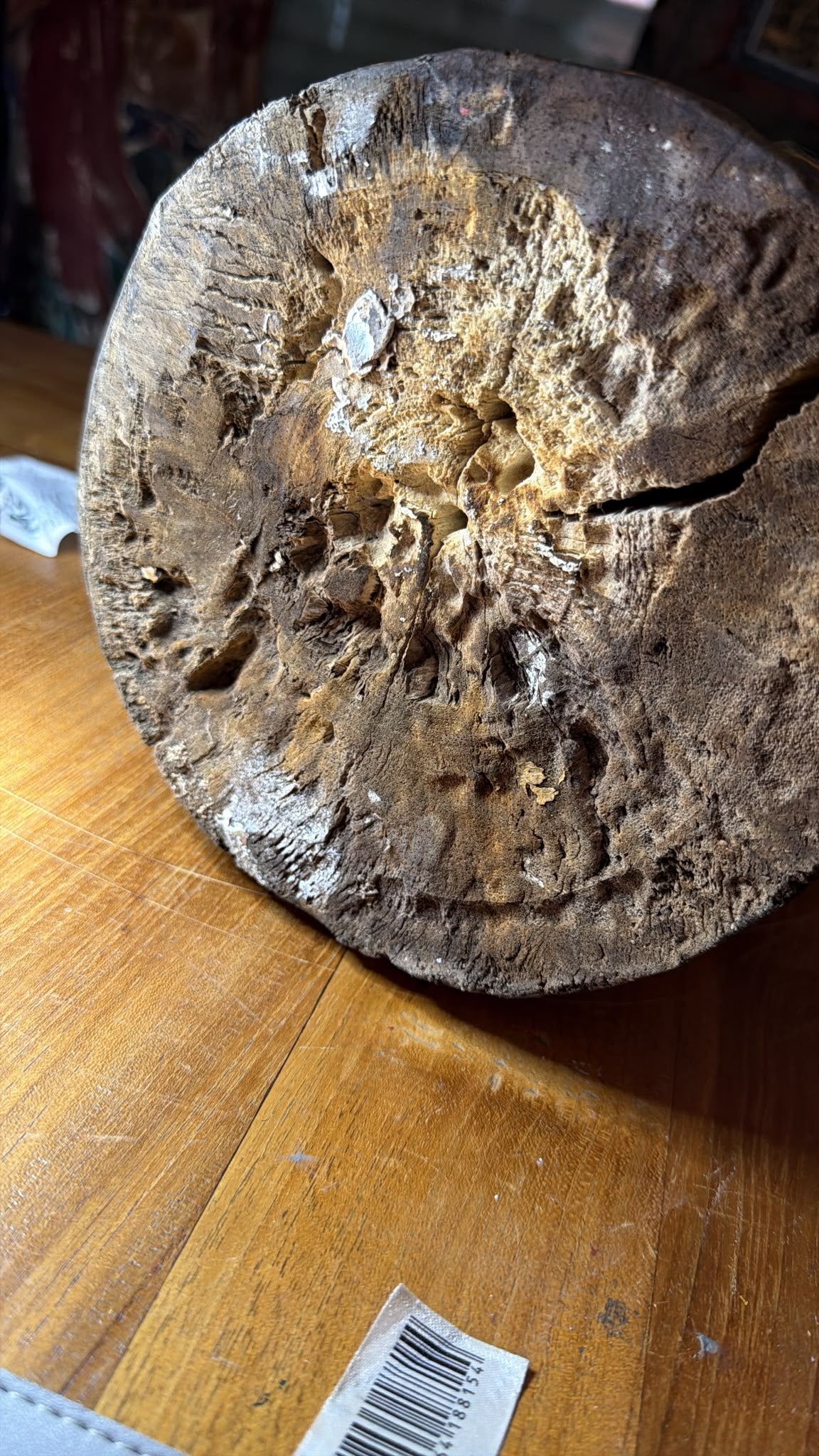 Oude krimpscheuren in het hout van een 19e-eeuwse Balinese kerishouder