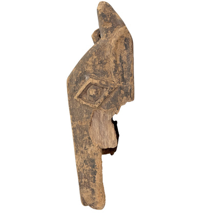 Rückseite der Bamana Holzmaske mit ausgehöhlter Form und Befestigungsöffnungen
