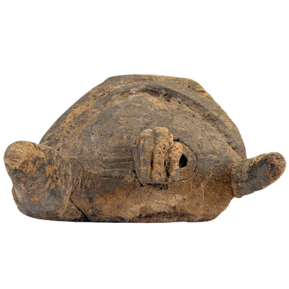 Detail von Altersspuren und dunkler Oberflächenfassung an einer Bamana Maske aus Mali