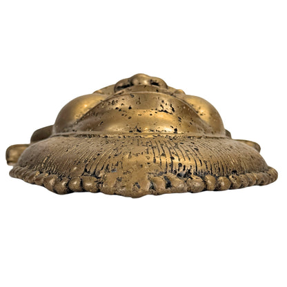 Detail van de dubbele gestileerde reptielen op de hoofdtooi van het Bamoun masker