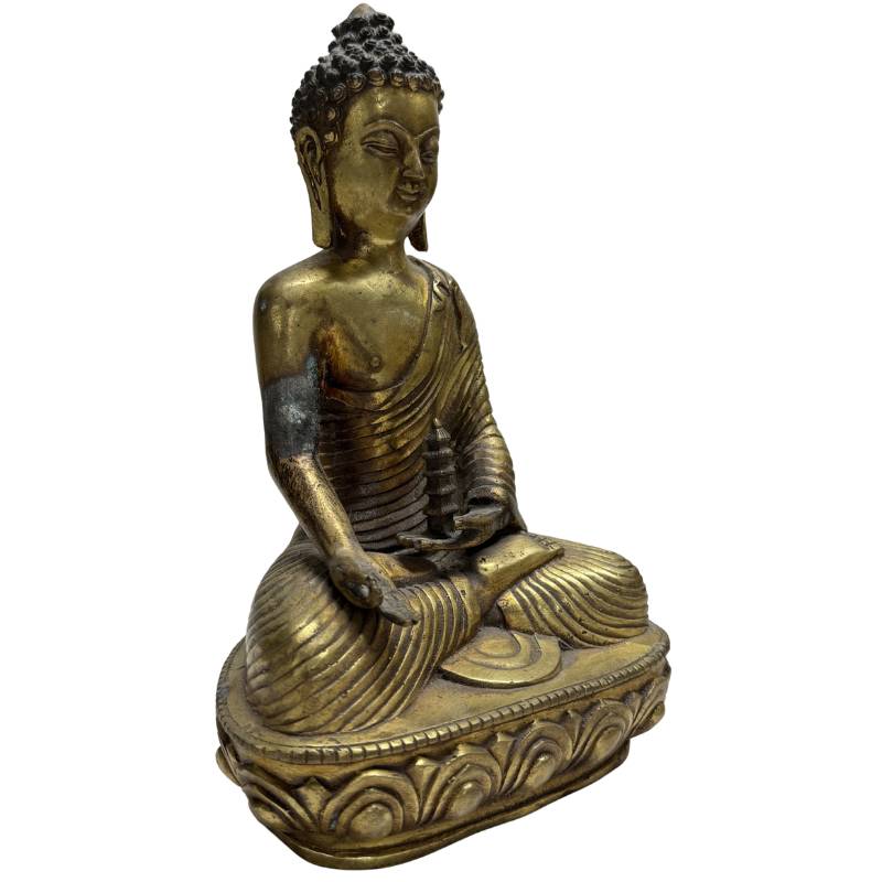 Vorderansicht des kompletten antiken chinesischen Bronzealtarsets mit dem teilweise vergoldeten Bhaisajyaguru Buddha und zwei symmetrischen Pagoden.