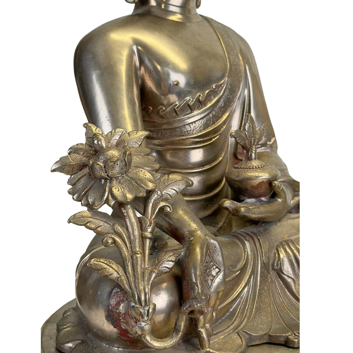 Detail der monumentalen Utpala‑Lotus‑ und Heilpflanze neben der rechten Hand von Bhaisajyaguru.