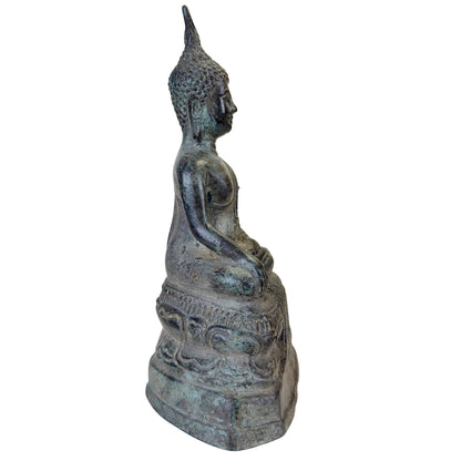 Buddha in der Mudra der Erleuchtung mit der Hand, die die Erde berührt.
