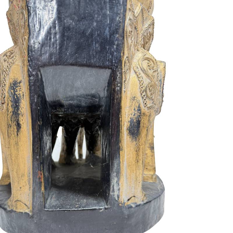 im Inneren des burmesischen Buddha