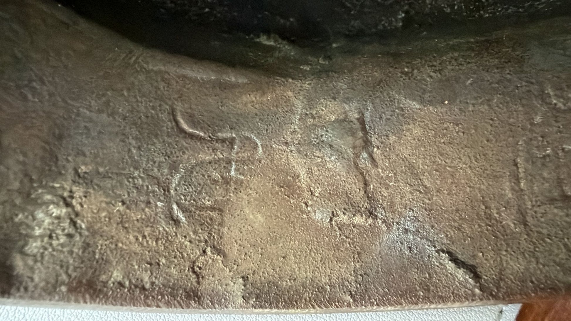 Alter Buddha mit inneren Markierungen.