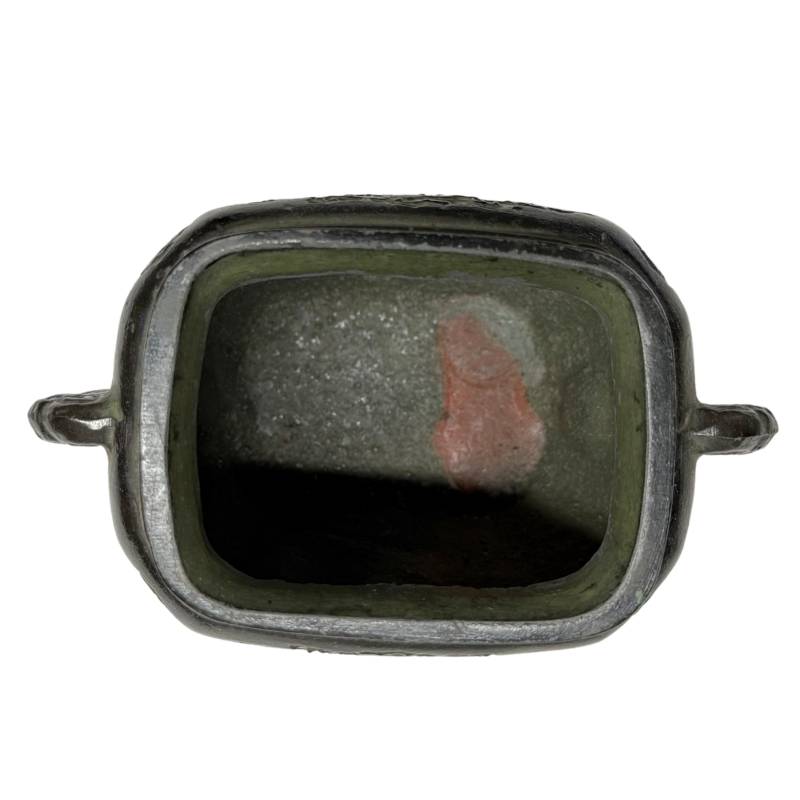 Draufsicht auf das hohle Innere des japanischen Räuchergefäßes aus Bronze mit den authentischen Gussmarken und einem roten Wachssiegelrest am Boden.