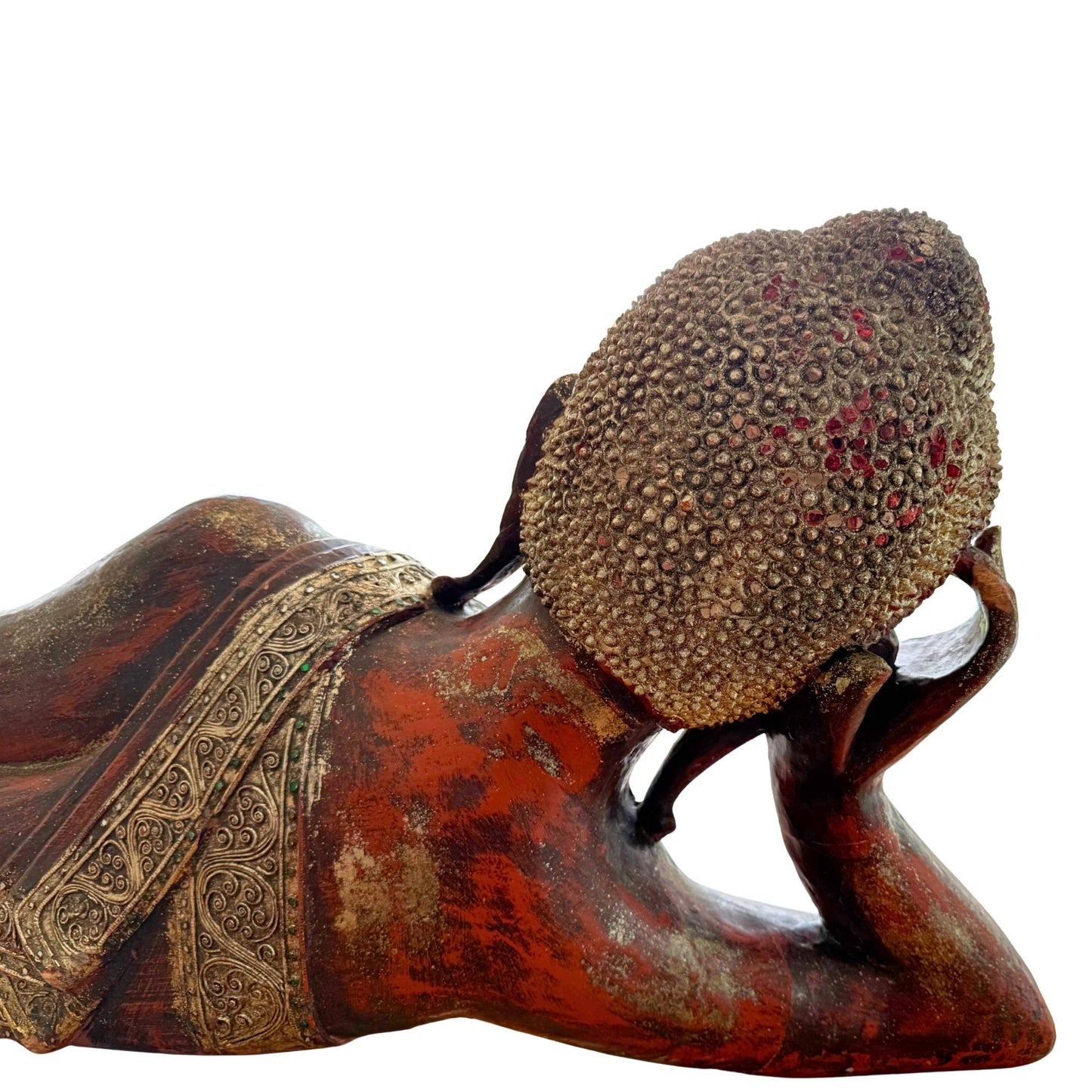 Seitenansicht des handgeschnitzten burmesischen Buddha aus Holz in der spezifischen Dienstagspose