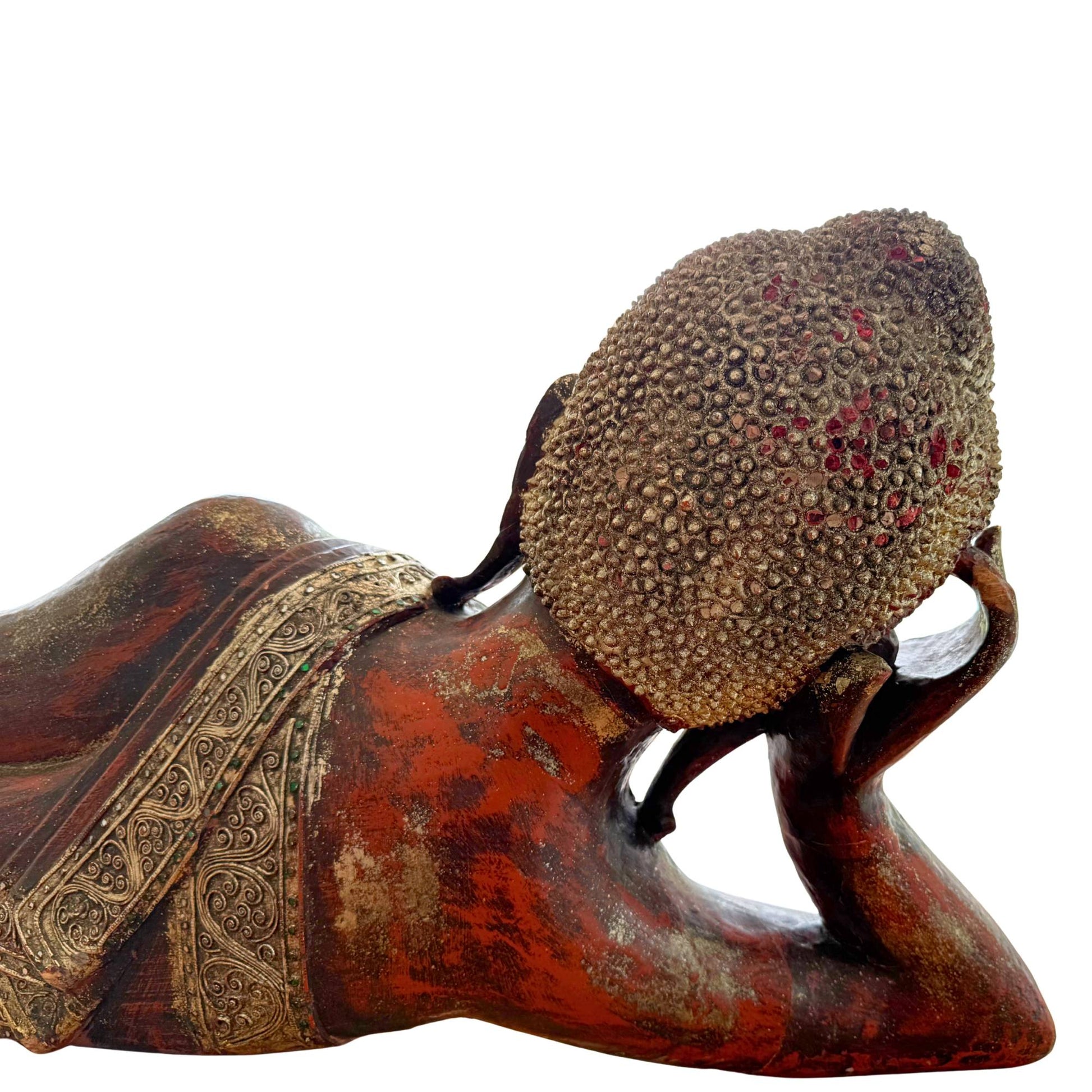 Seitenansicht des handgeschnitzten burmesischen Buddha aus Holz in der spezifischen Dienstagspose