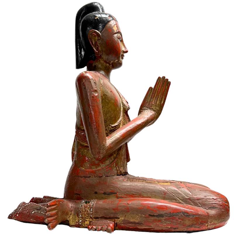 Burmesische Holzstatue mit Blattgold- und Lackschichten