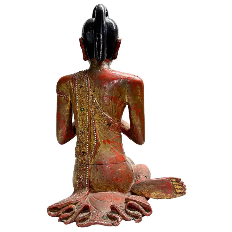 Burmesische Holzstatue mit gealterter Lackoberfläche