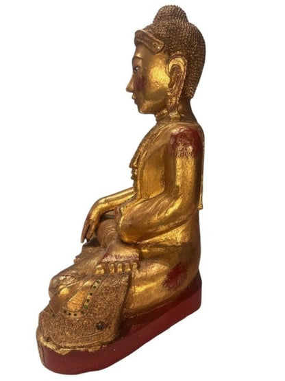 Detail der eingesetzten Augen in einer burmesischen Mandalay‑Buddha‑Statue, traditionell ausgeführt