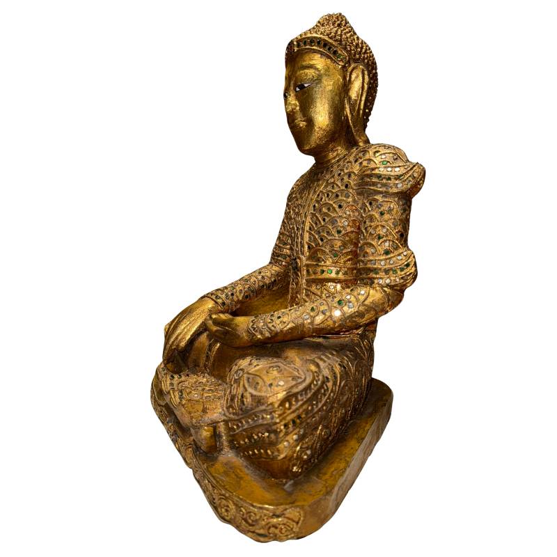 Burmesische Buddha-Statue mit goldfarbener Verzierung und klassischer Sitzhaltung