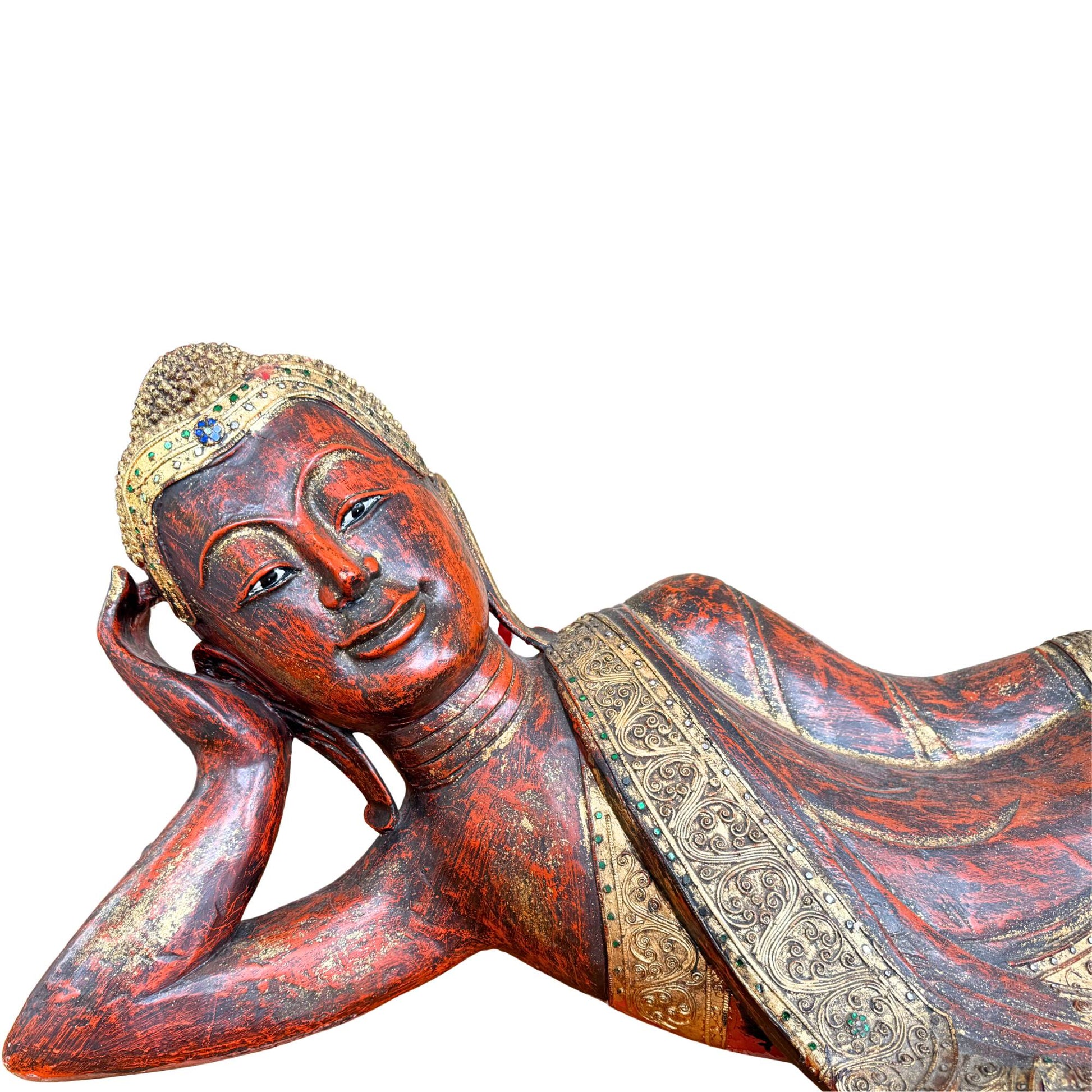 Nahaufnahme des detaillierten hölzernen Kopfschmucks des burmesischen Buddha für Dienstag