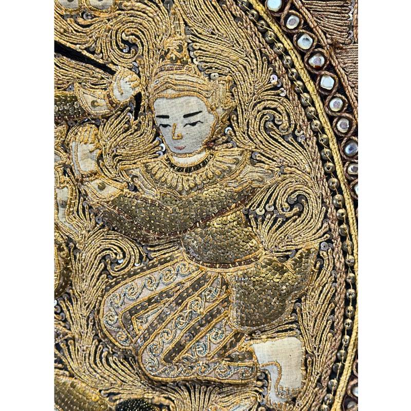 Burmesisches Textilpaneel mit Pailletten und goldfarbenem Faden