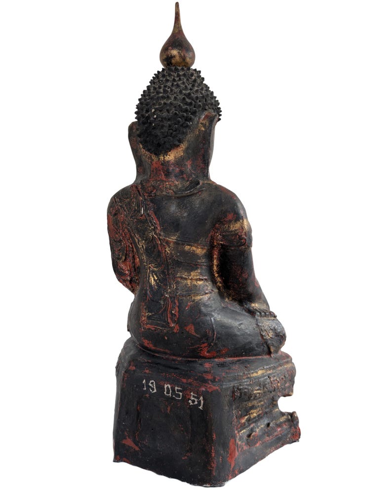 Rückseite der burmesischen Buddhafigur mit späterer Datumsangabe 19 05 51 am Sockel