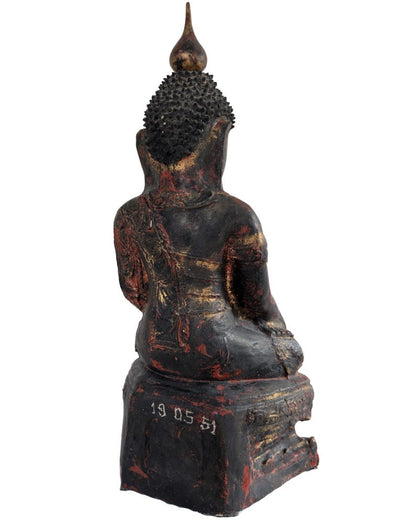 Rückseite der burmesischen Buddhafigur mit späterer Datumsangabe 19 05 51 am Sockel