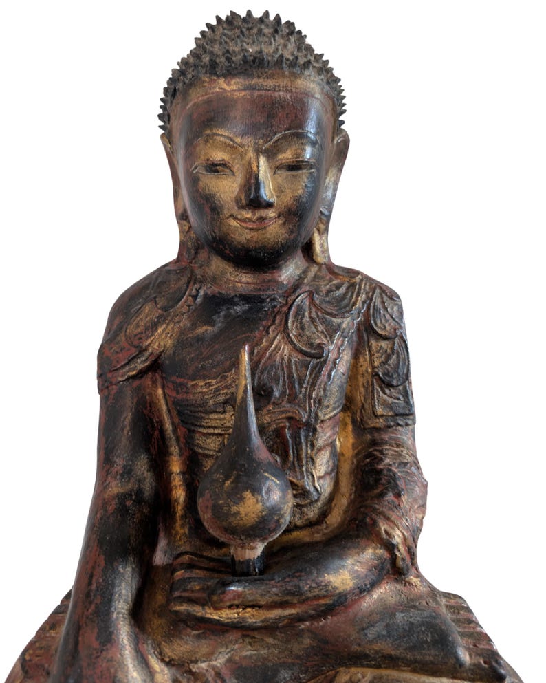 Detail der burmesischen Buddhafigur in Bhumisparsha Mudra mit alten Goldresten
