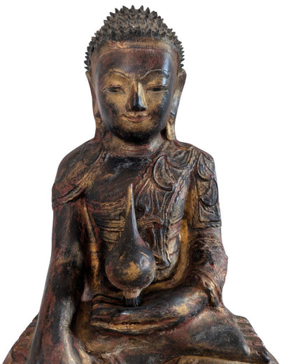 Detail der burmesischen Buddhafigur in Bhumisparsha Mudra mit alten Goldresten