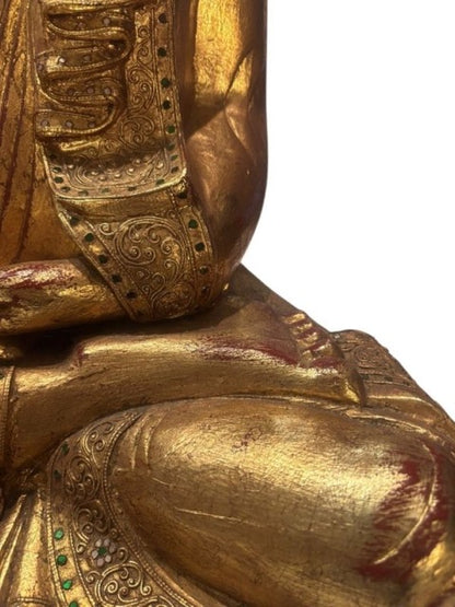 Burmesischer Buddha in der Bhumisparsha-Mudra, Holzfigur mit religiösem Tempelkontext