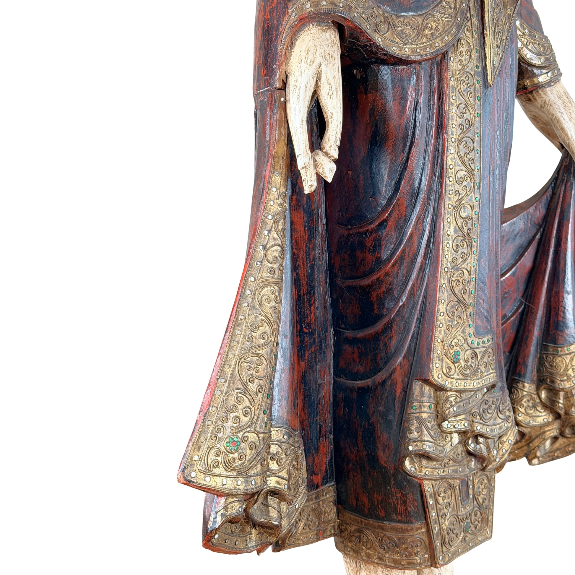 Farbige Glas- und Spiegeleinlagen auf einem monumentalen birmanischen Buddha