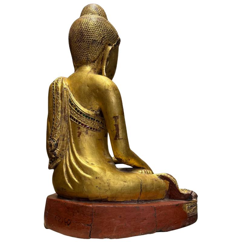 Burmesischer Buddha mit Spiegelglasdetails und traditionellem Mandalay-Stil