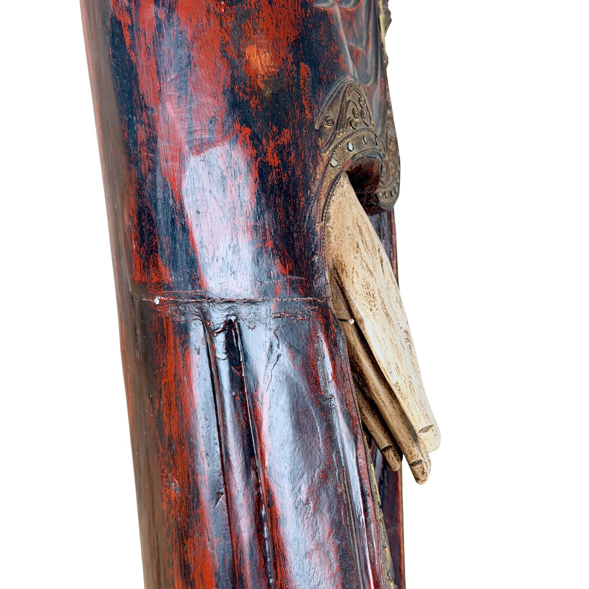 Detail von Hand und Gewand eines antiken birmanischen Mandalay-Buddha