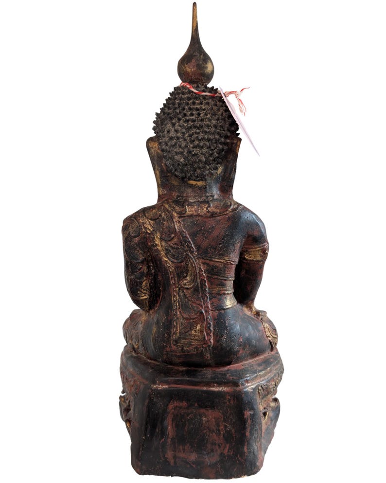 Rückseite der burmesischen Buddhafigur mit altem Etikett und dunkler Lackschicht