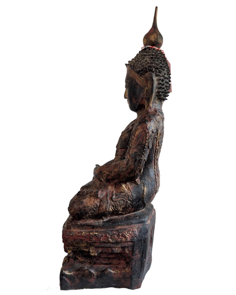 Linke Seitenansicht der antiken burmesischen Buddhafigur mit spitzer Ushnisha