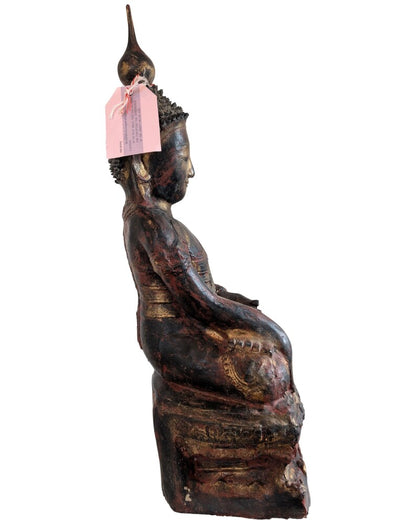 Rechte Seitenansicht der burmesischen Buddhafigur mit Exportetikett und Vergoldungsresten