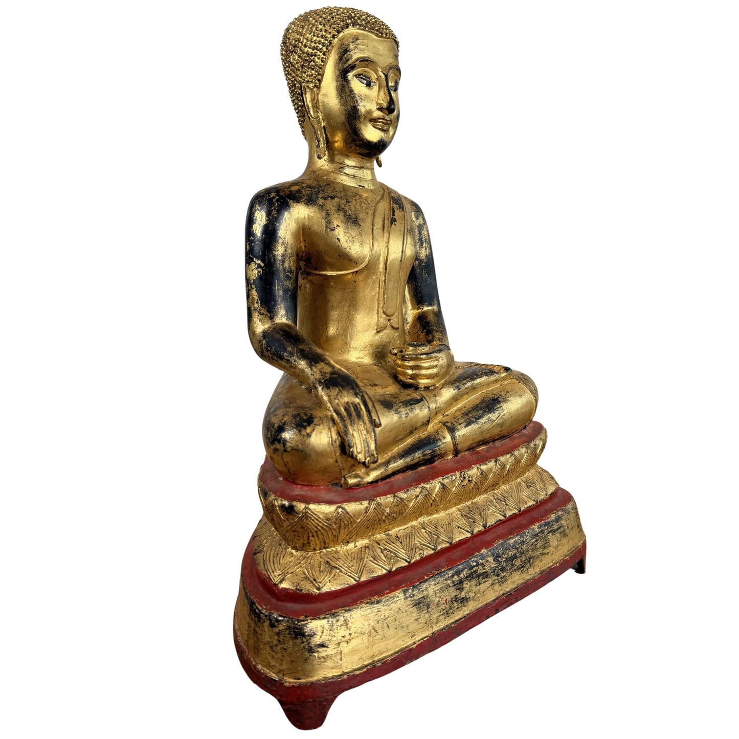 Burmesischer Buddha aus vergoldetem Holz mit rotem Lacksockel, schwarzen altersbedingten Gebrauchsspuren und traditionellem spirituellem Erscheinungsbild