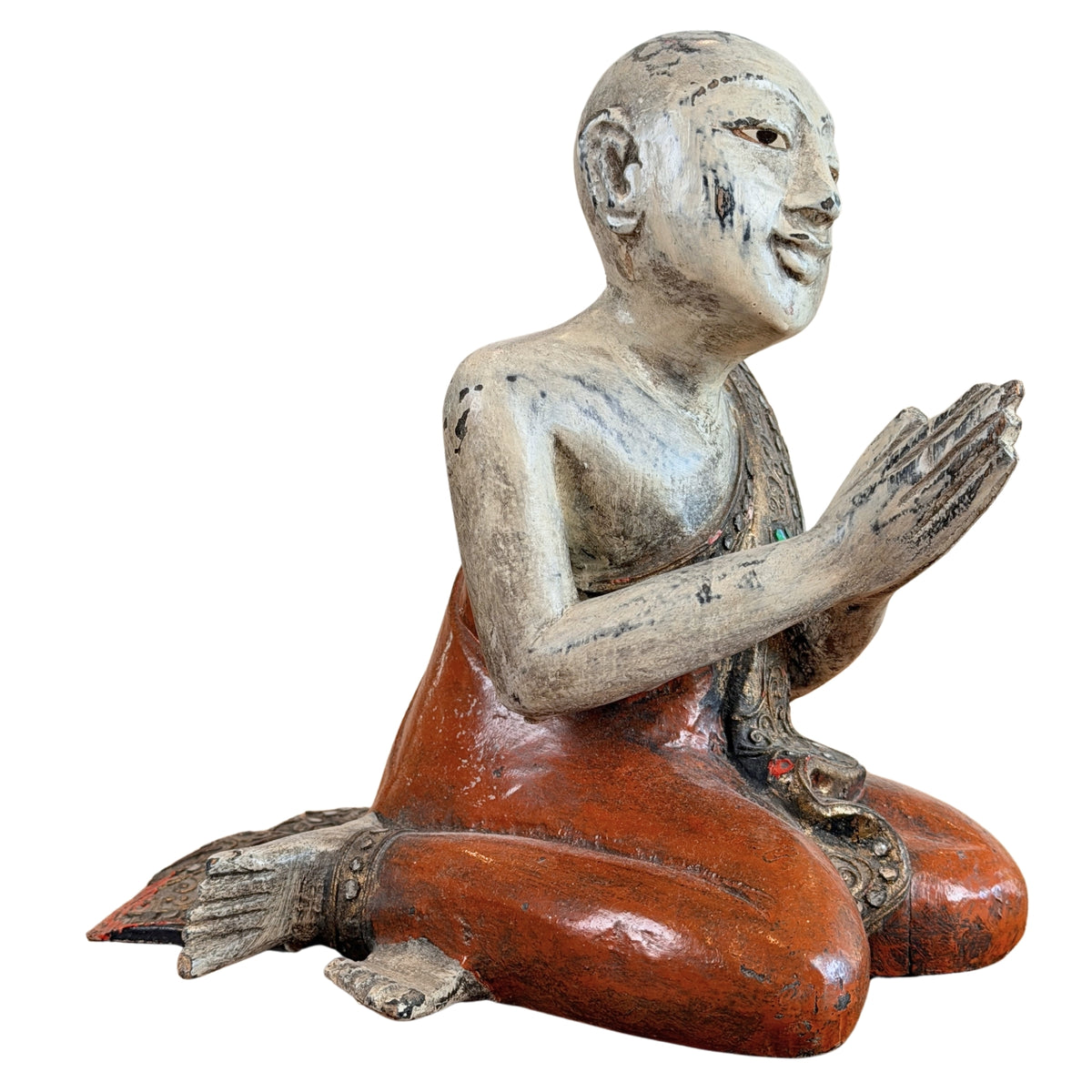 Seitenansicht der betenden Figur mit rotem Lack und seitlich liegendem Fuß