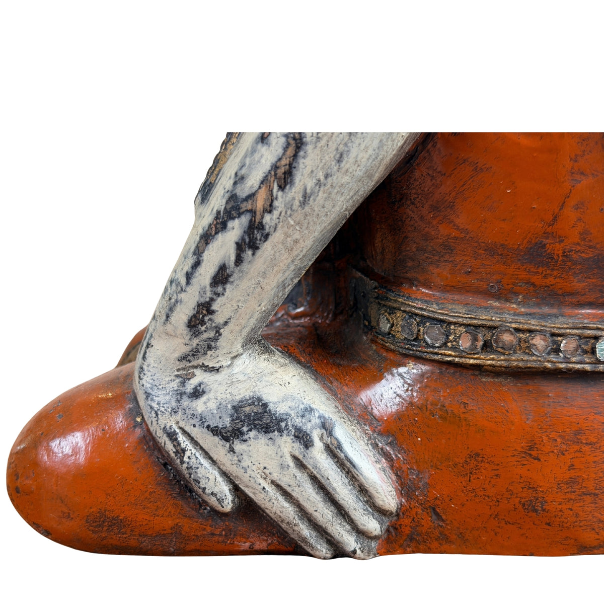 Detail der Hände und des roten Lacks auf dem Knie