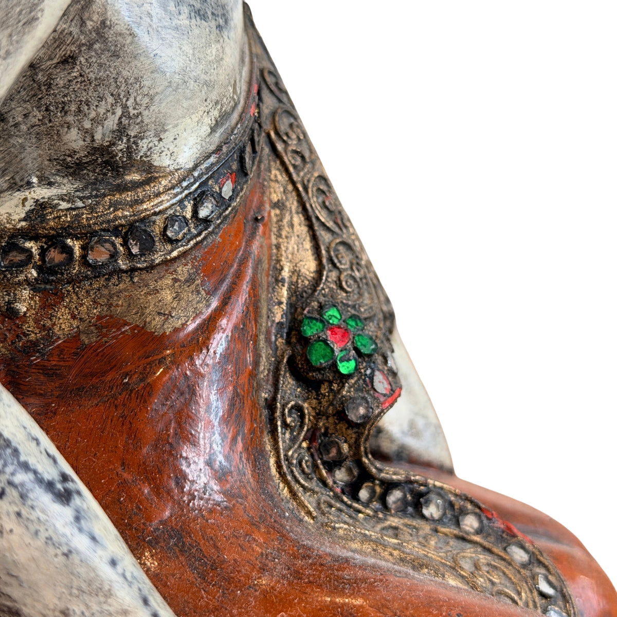 Detail der Schärpe mit roter und grüner Glaseinlage