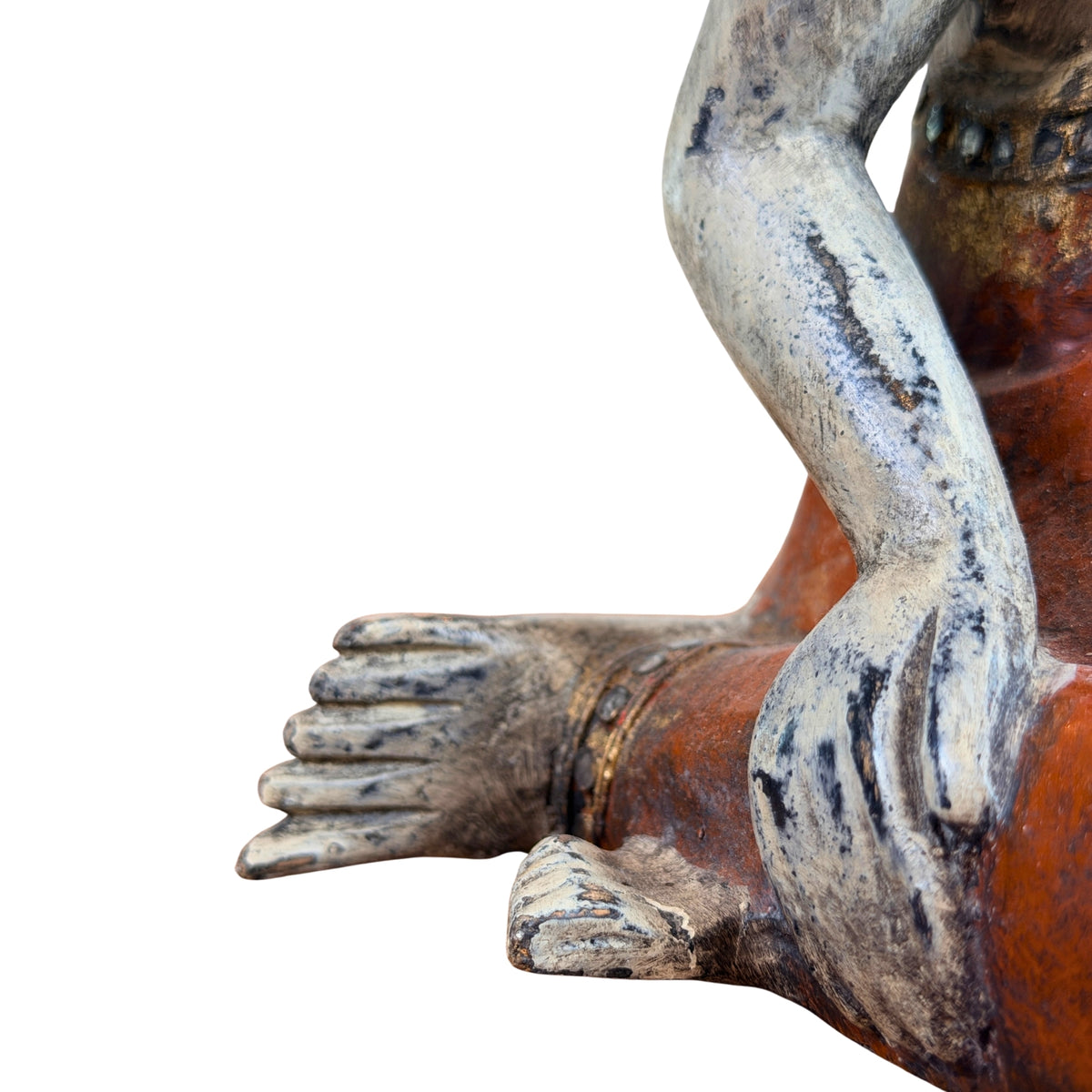 Seitlich liegende Füße und auf dem Knie ruhende Hand