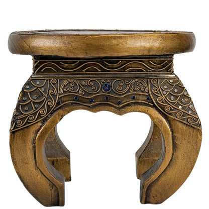 Detail des vergoldeten Holzstands mit Metallornament und Glaseinlagen am birmanischen Hsun-ok