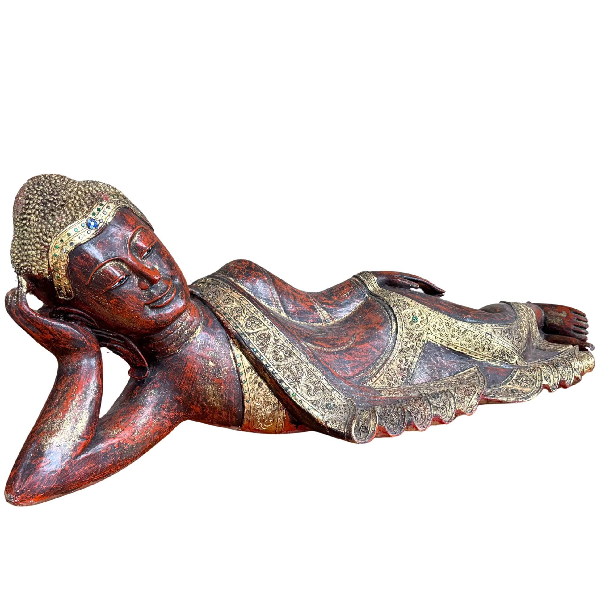 Schräge Vorderansicht der großen burmesischen Buddha-Statue mit Glaseinlagen und Blattgold