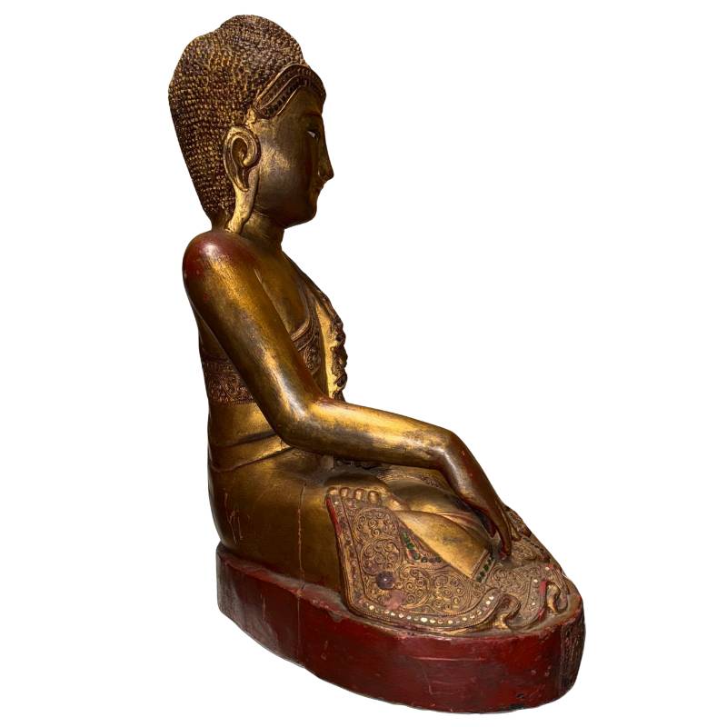 Burmesischer Mandalay-Buddha mit friedlichem Tempel-Aussehen und goldfarbener Oberfläche