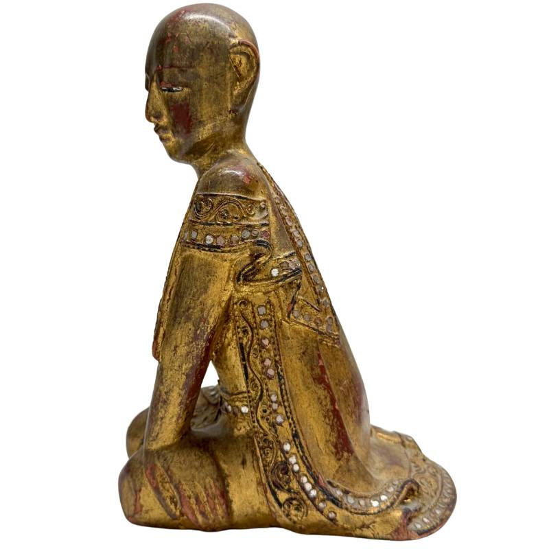 Antike buddhistische Statue eines knienden Mönchs in Andacht, Mandalay-Stil.