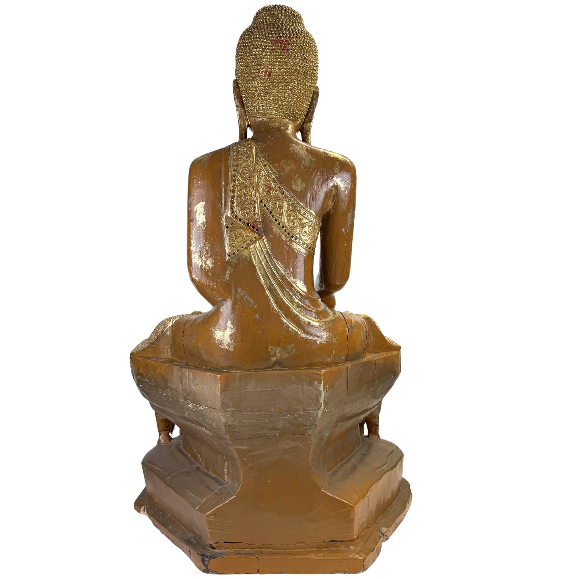 Rückseite eines antiken burmesischen Buddhas mit goldenen Haarlocken, roten Pigmentresten und Abnutzungsspuren des alten Lacks.