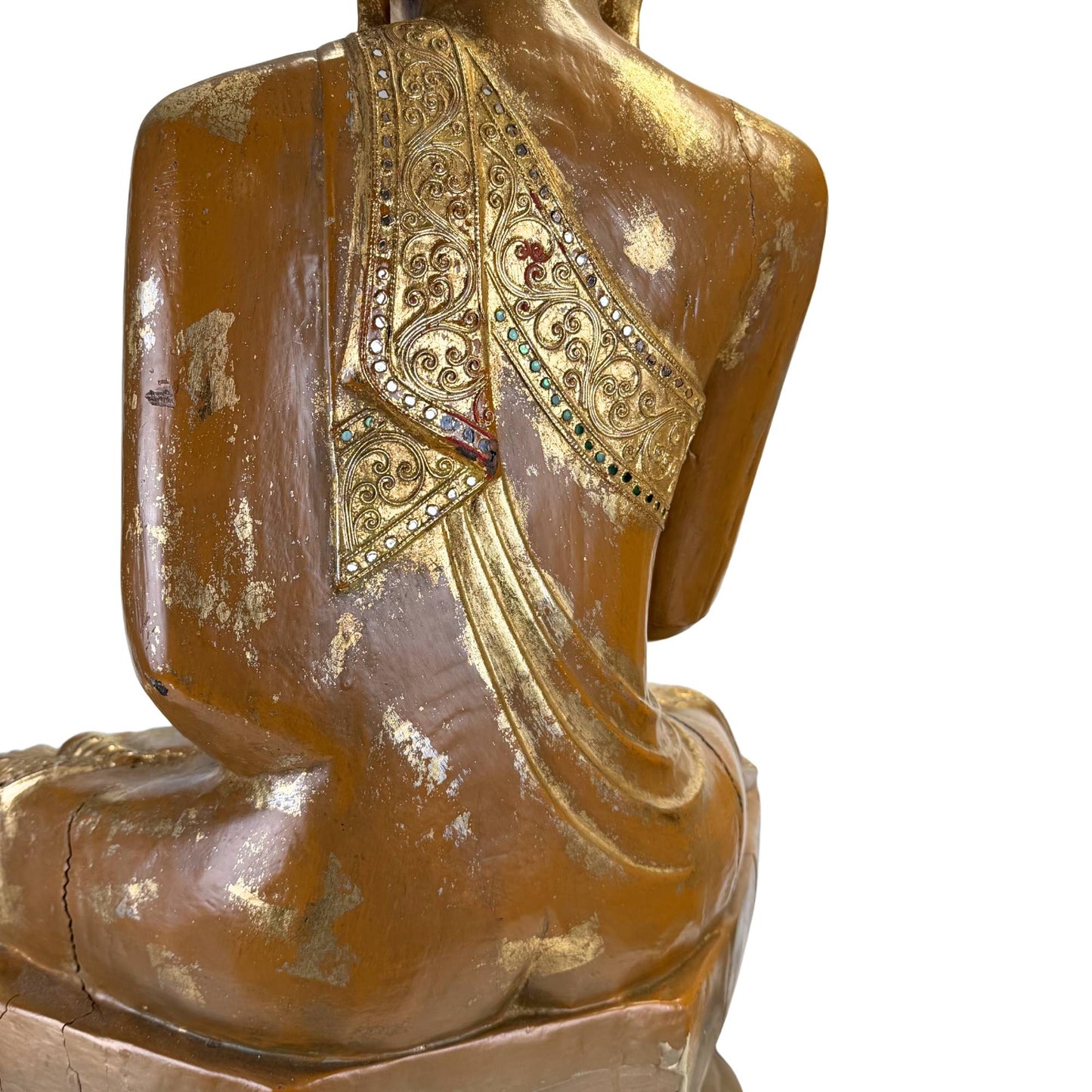 Rückseite eines großen burmesischen Buddhas mit altem Holzthron, Resten von Goldlack und handgeschnitzter Kaminverkleidung