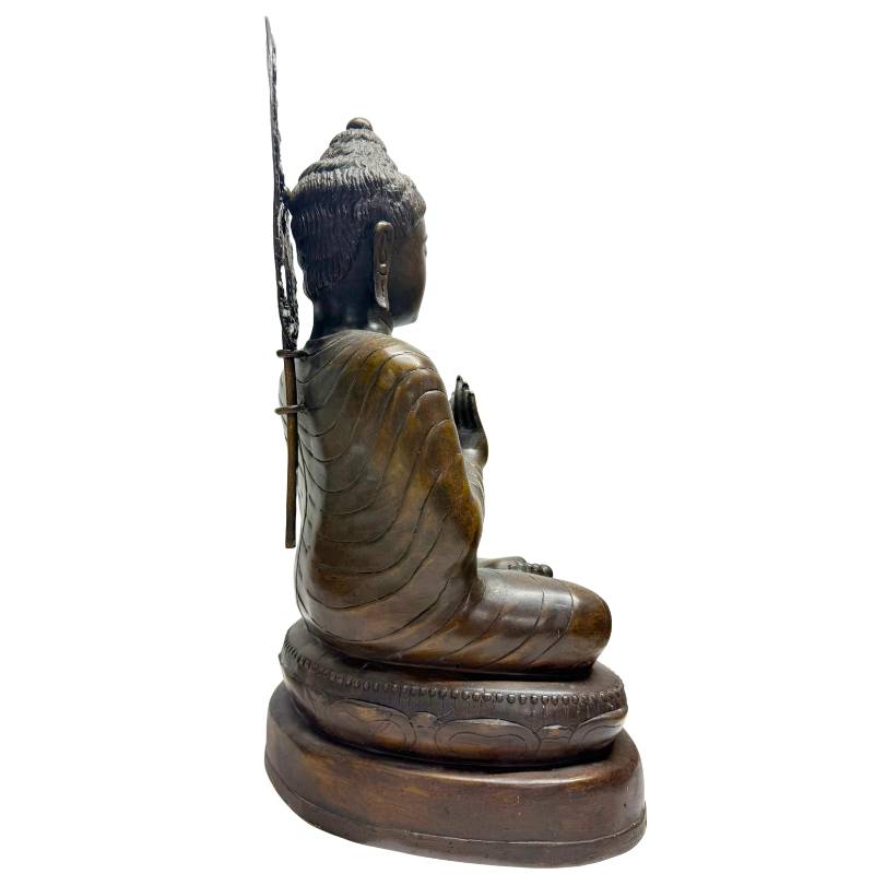 Detail der Hand einer burmesischen Buddha-Dharmachakra-Mudra-Bronzestatue mit Radsymbol in Lehrhaltung