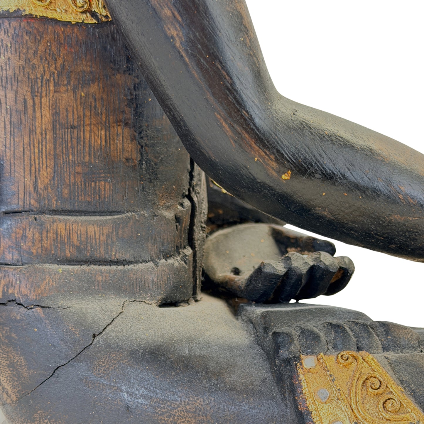 Zustandsdetail mit Altersrissen und Abrieb an der hölzernen Buddhafigur